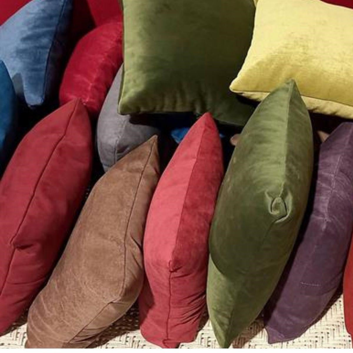 Cuscino imbottito in colori assortiti, 45x45 cm
