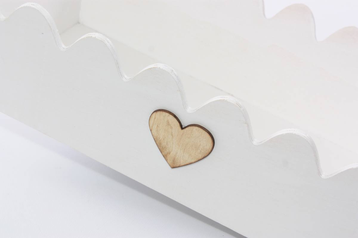 Vaschetta bianca in legno di abete con cuore, 47x28H13,5 cm (kit da 3)