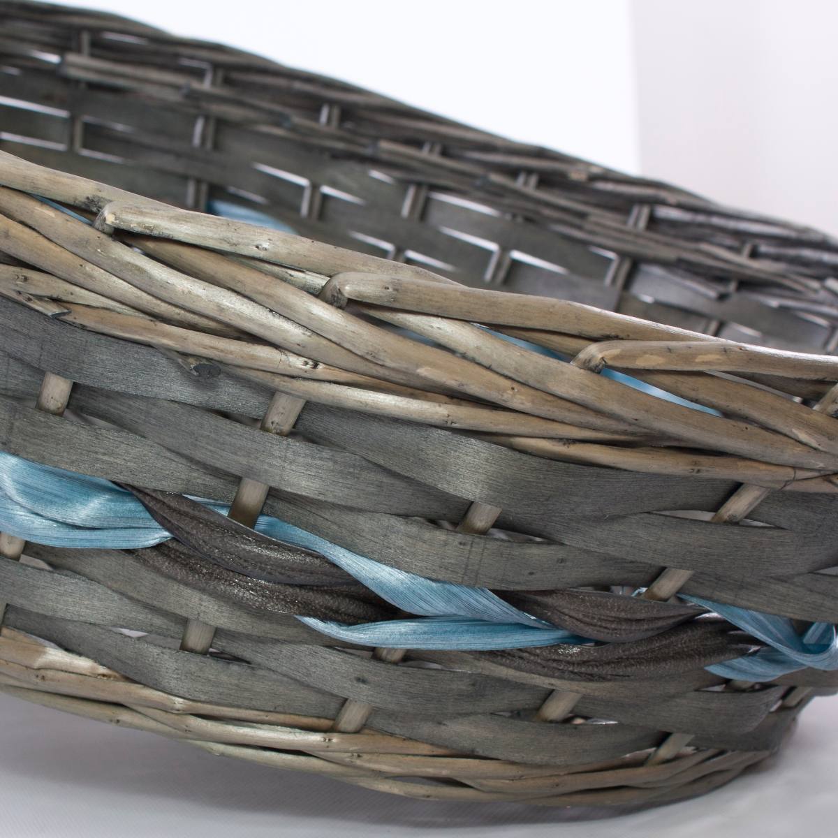 Cesto ovale in vimini con nastro e manici in legno, 64x48H16 cm (kit da 3)