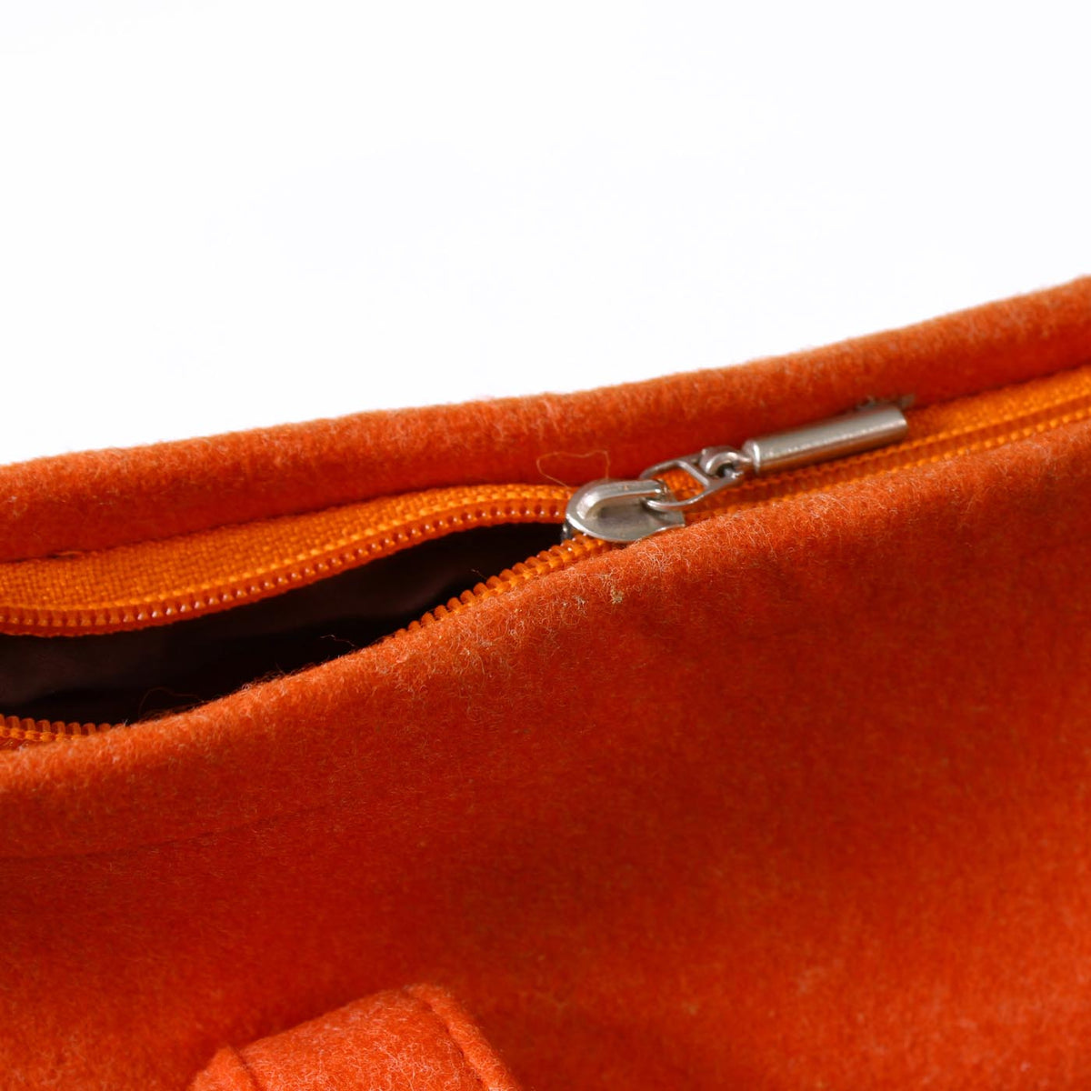 Borsa da donna in feltro arancione e grigio con frange, zip
