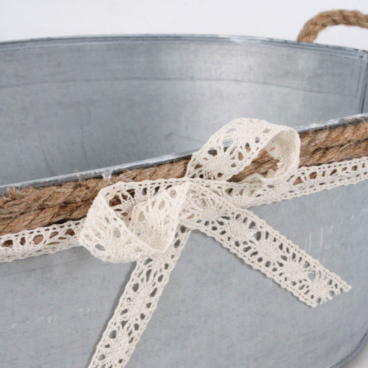 Vaschetta in latta sbiancata con manici in corda, 46x33x15 cm (kit da 3)