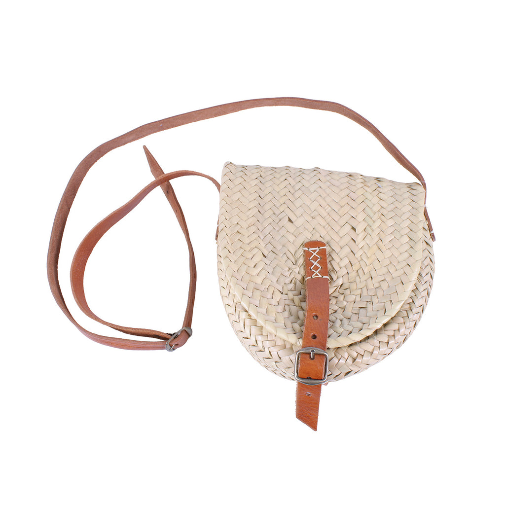 Borsa a tracolla in palma a mezzaluna con pattina e fibbia, 29x9x23 cm