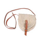 Borsa a tracolla in palma a mezzaluna con pattina e fibbia, 29x9x23 cm