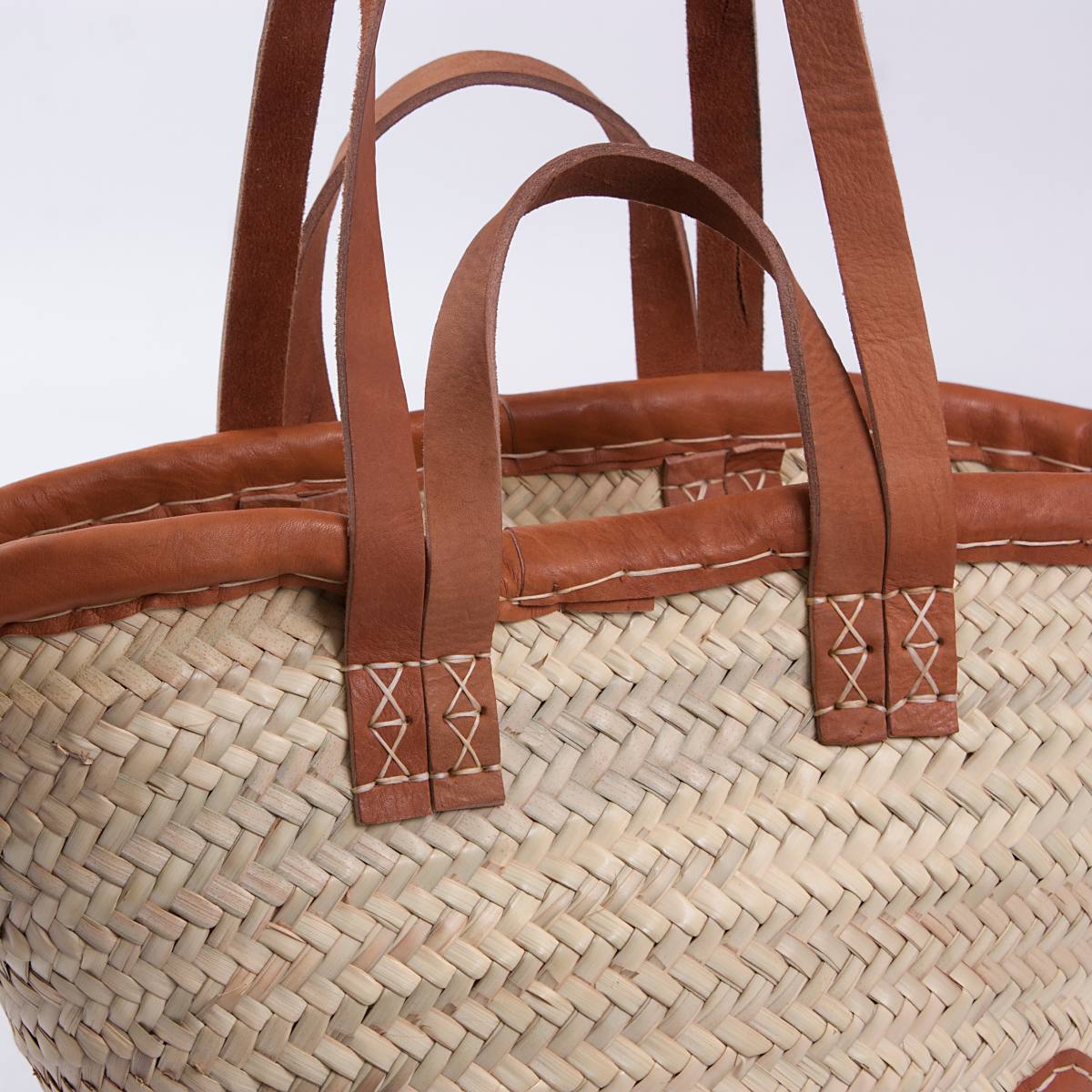 Borsa in palma con quattro manici in cuoio, 51x28H27 cm