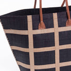 Borsa in rafia blu con quadri beige e manici in cuoio, 47x19x34 cm