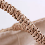 Borsa in fibre naturali con decoro in macramè e nappe, chiusura a coulisse, 50x14x28 cm