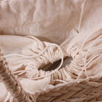 Borsa in fibre naturali con decoro in macramè e nappe, chiusura a coulisse, 50x14x28 cm