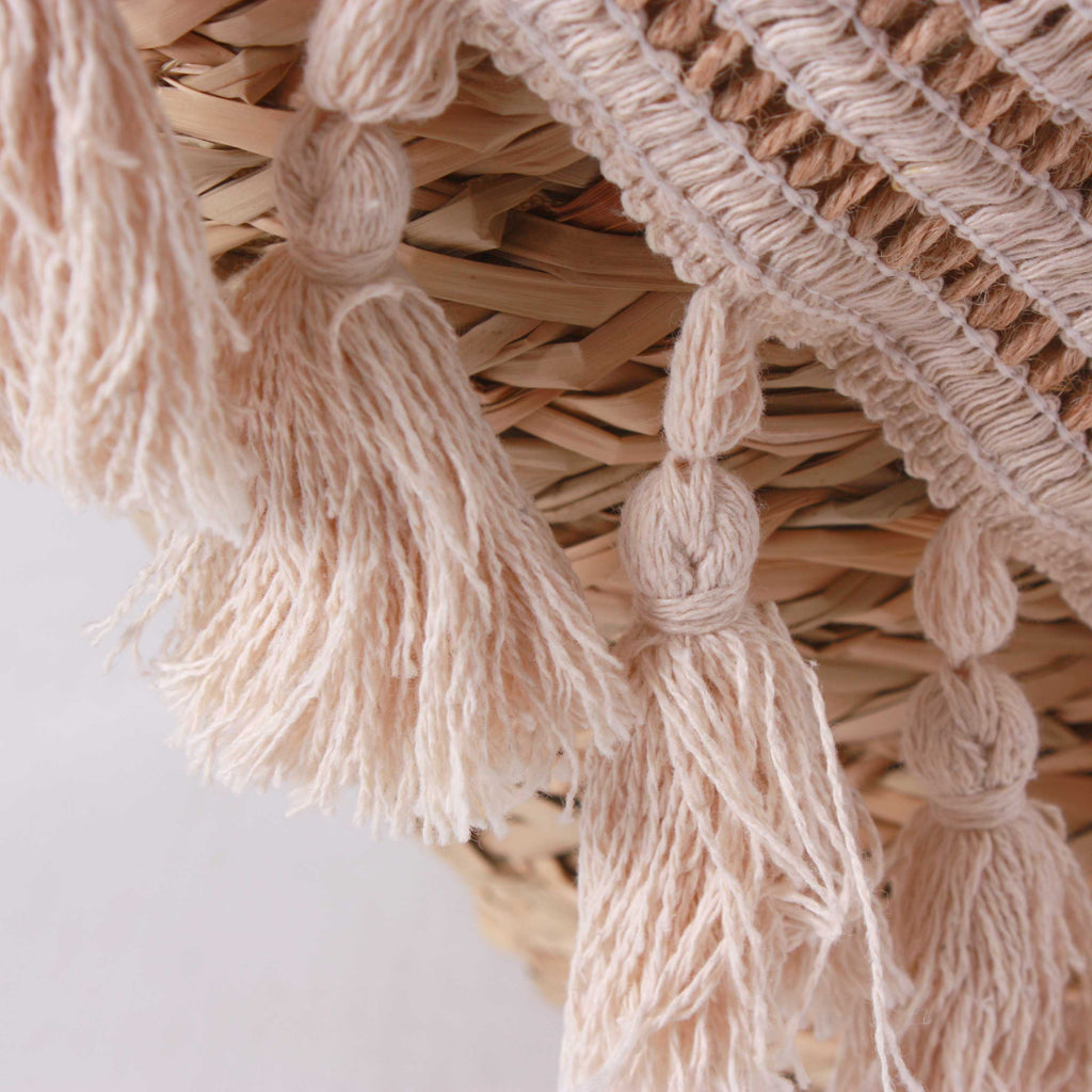 Borsa in fibre naturali con decoro in macramè e nappe, chiusura a coulisse, 50x14x28 cm