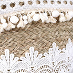 Borsa ovale in erba intrecciata con merletto bianco e pompon, 59x30 cm