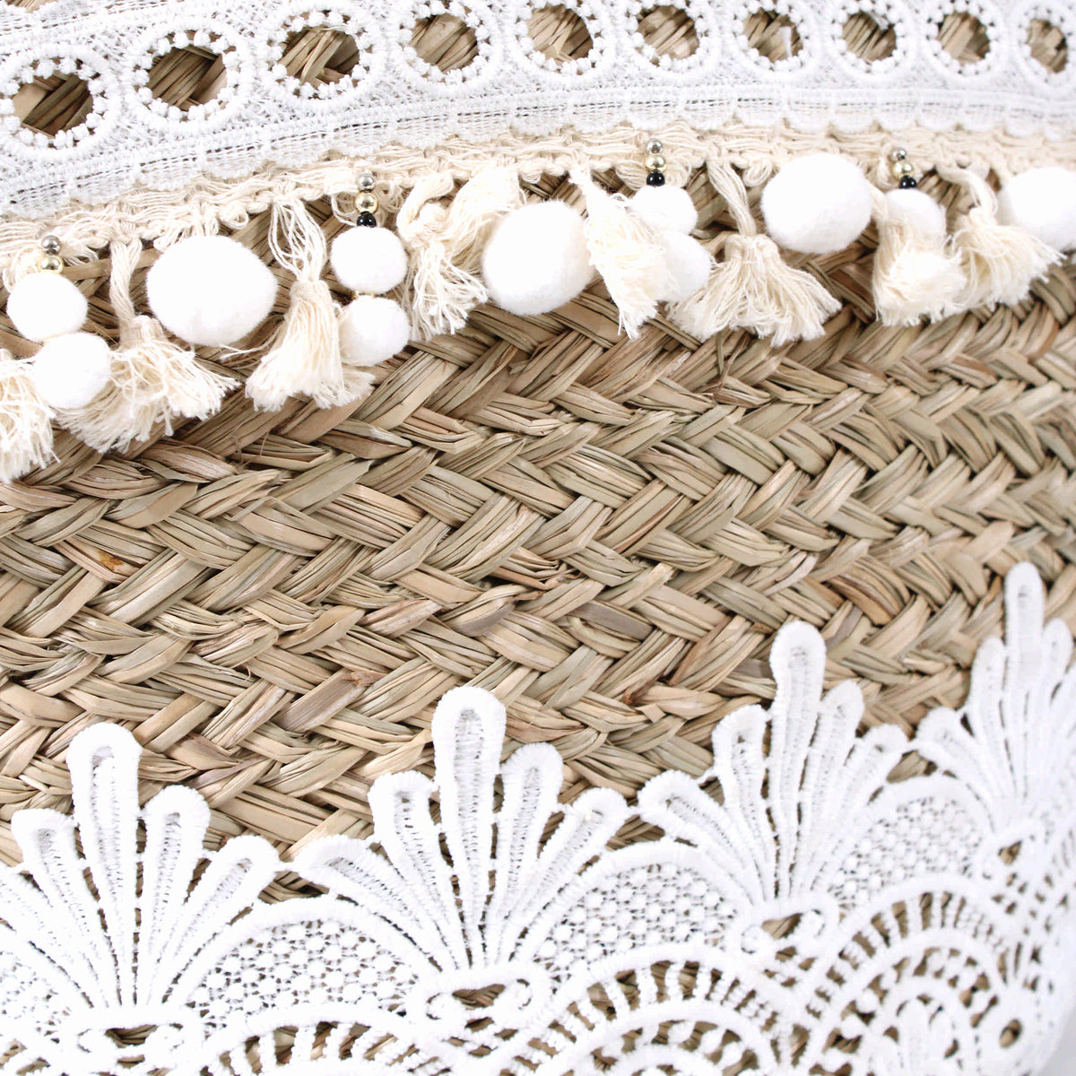 Borsa ovale in erba intrecciata con merletto bianco e pompon, 59x30 cm