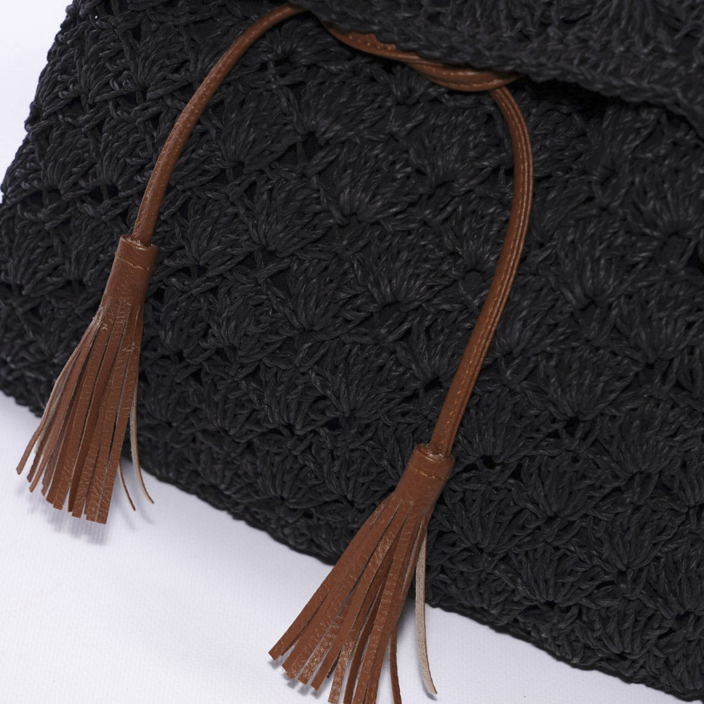 Zainetto in carta nero con pattina, 35H32 cm