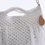 Borsa a tracolla bianca con frange all'uncinetto, 37x25 cm