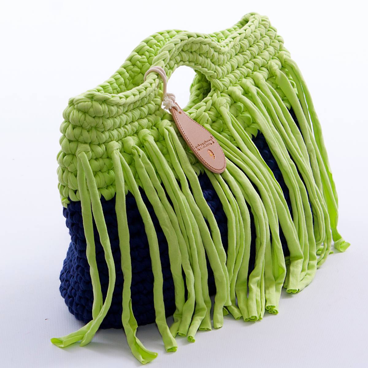 Borsa bicolore all'uncinetto con frange e chiusura magnetica, 36x26 cm