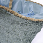 Borsa in palma con paillettes azzurre e chiusura a coulisse, 60x30 cm