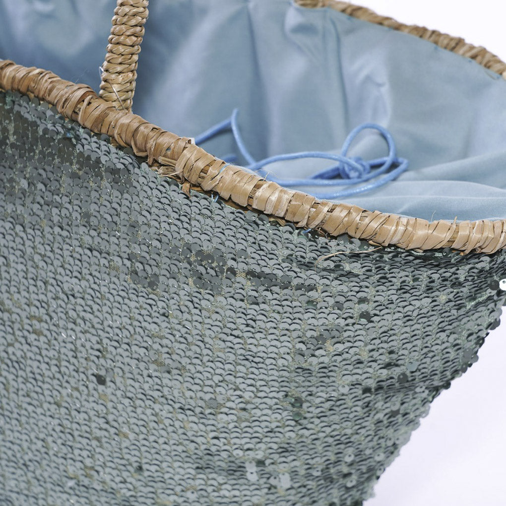 Borsa in palma con paillettes azzurre e chiusura a coulisse, 60x30 cm