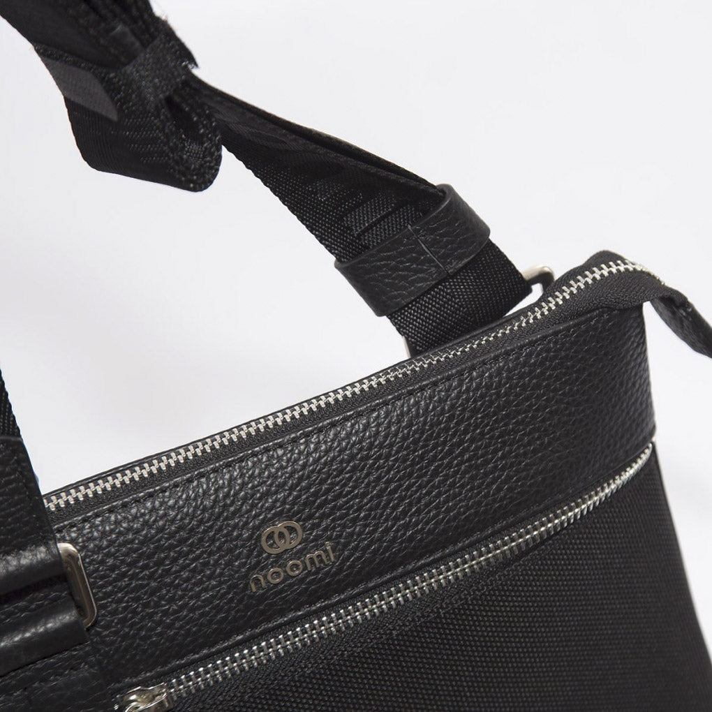 Borsello a tracolla in pelle e tela nera con zip, 23x5,5x27 cm