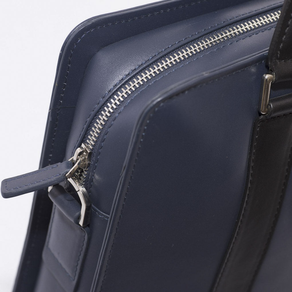 Borsa portadocumenti in pelle blu e nera con tracolla, 40x8x30 cm