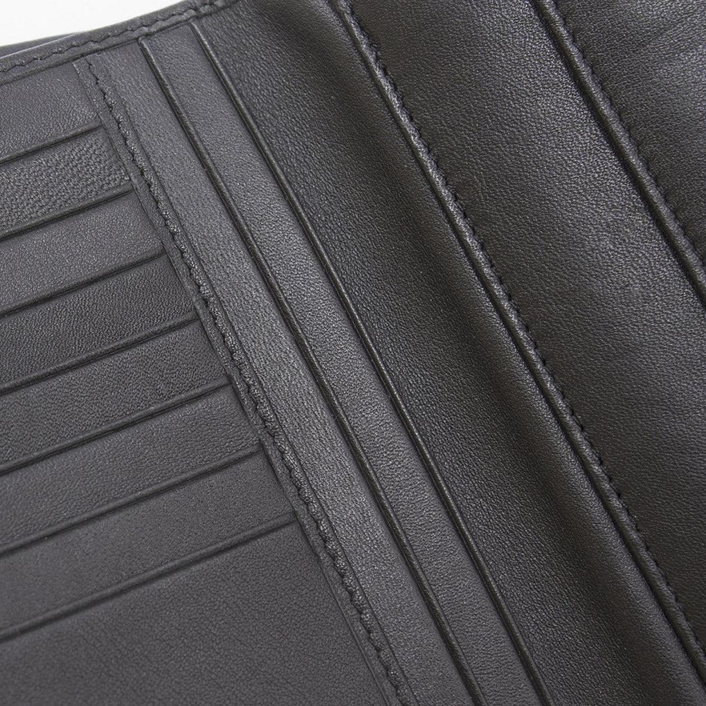 Portafoglio da donna in pelle nera liscia con patta a bottone, 12x19 cm