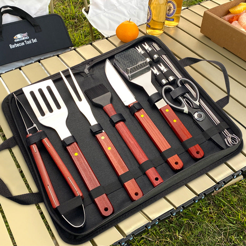 Set utensili da barbecue in acciaio con manico in legno