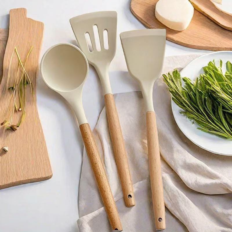 Spatole e mestoli in silicone con manico in legno – dettaglio 1