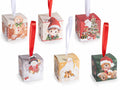 Scatolina regalo di Natale in carta con cordino per appendere all'albero con sagoma omino pan di zenzero, pupazzo di neve, elfo, orsetto e Babbo Natal