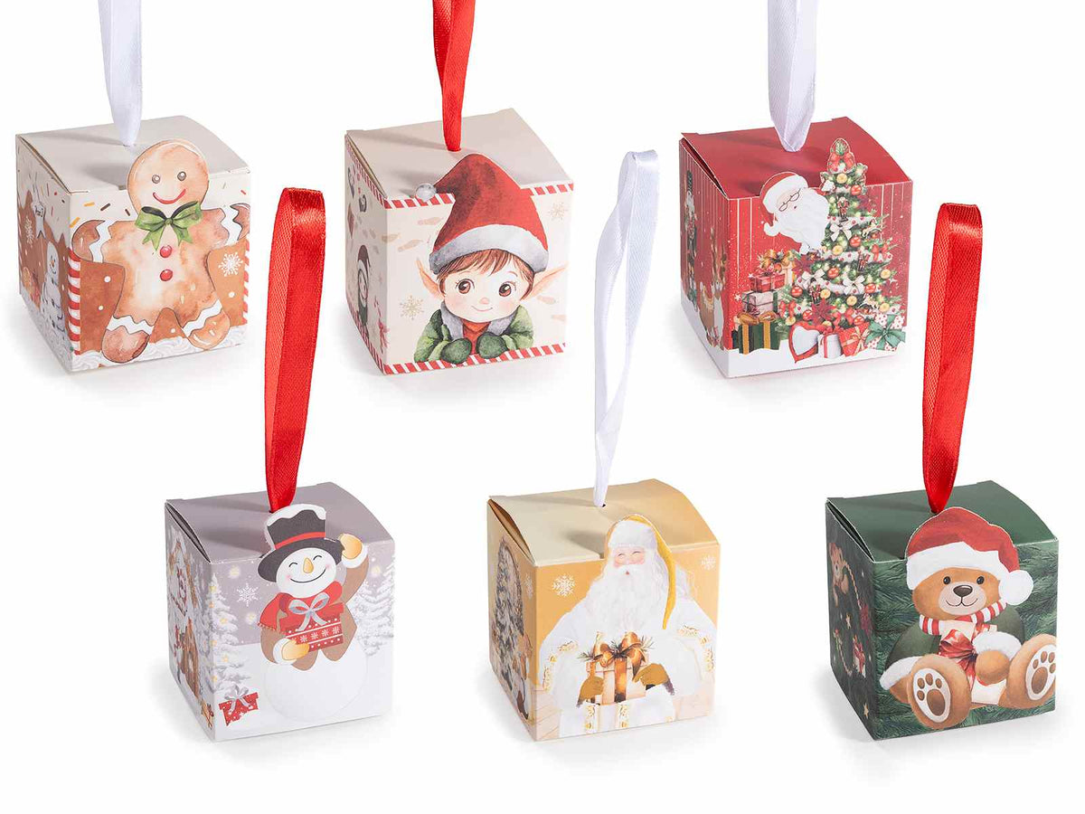 Scatolina regalo di Natale in carta con cordino per appendere all'albero con sagoma omino pan di zenzero, pupazzo di neve, elfo, orsetto e Babbo Natal