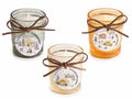 Candele profumate di Natale in barattolo di vetro lavorato e colorato con fiocco decorativo e tag paesaggio natalizio, set da 9 pezzi, Ø 5,5 cm x 6,5