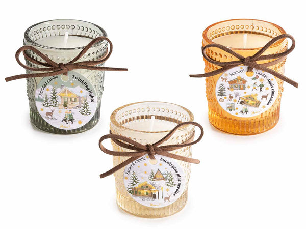 Set di 9 candele profumate di Natale in barattolo di vetro lavorato e colorato con fiocco decorativo e tag paesaggio natalizio, Ø 5,5 cm x 6,5 H