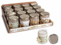 Candele di Natale profumate in vasetto di vetro con decorazione paesaggio natalizio innevato e pendaglio in metallo a fiocco di neve. In espositore da