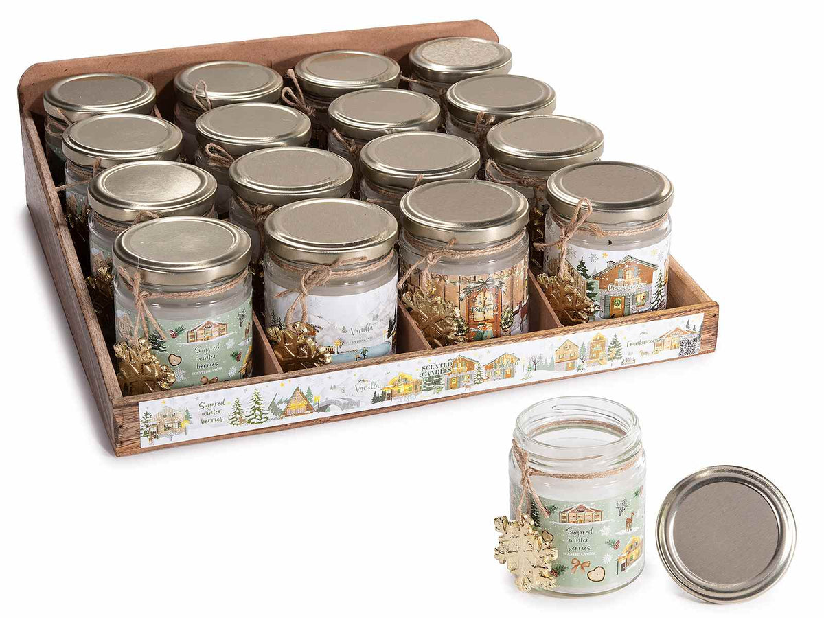 Candele di Natale profumate in vasetto di vetro con decorazione paesaggio natalizio innevato e pendaglio in metallo a fiocco di neve. In espositore da
