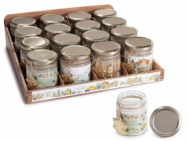 Set di 16 candele di Natale profumate in vasetto di vetro con decorazione paesaggio natalizio innevato e pendaglio in metallo a fiocco di neve. In espositore da 16 pezzi, Ø 6,5…