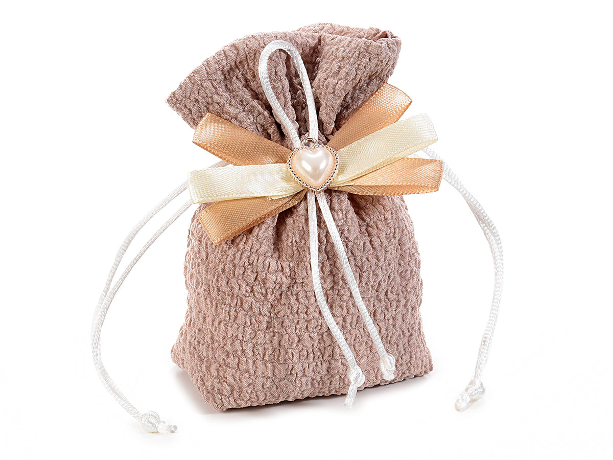 Sacchetti in stoffa froissè colore nocciola con fiocchetti, cuoricino, set da 25 pezzi, cm 10x3x12 H(al tirante7)