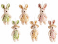 Coniglietti in morbido peluche con salopette, vestitino, fiocchetto e cappello, set da 6 pezzi, cm 10x6x21 H (orecc.estese)
