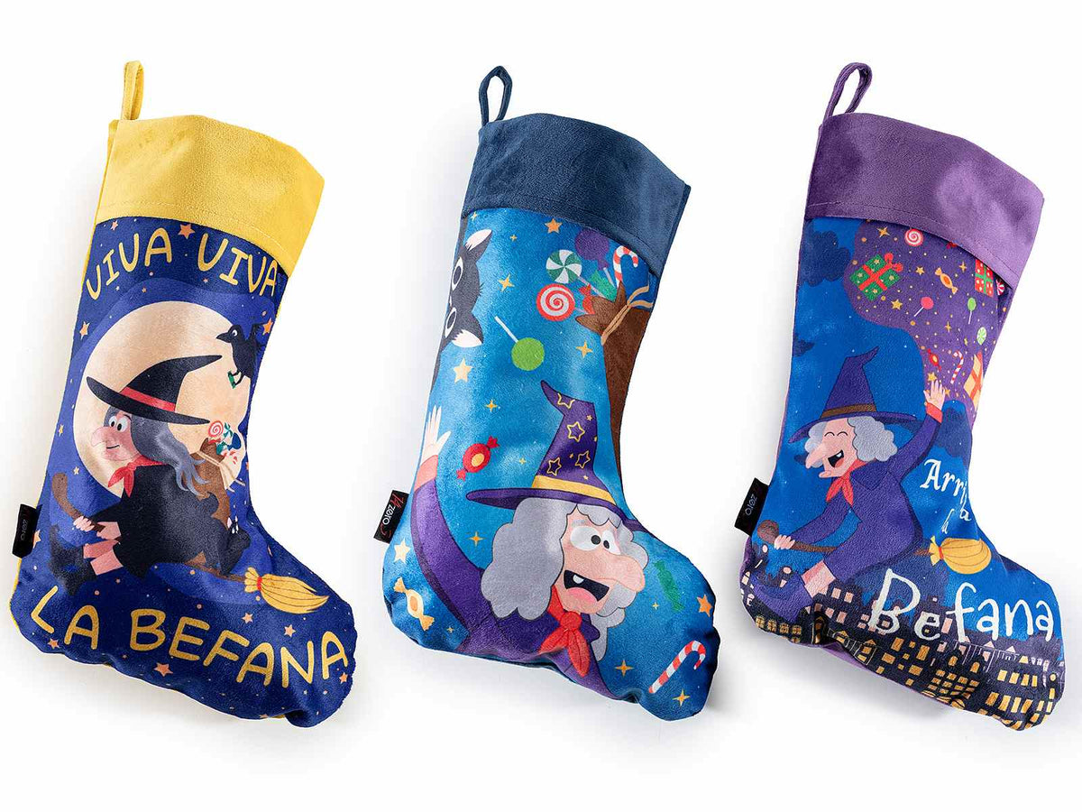Calze Befana in morbida stoffa con stampa a tema da appendere, set da 6 pezzi, cm 25 x 40 H