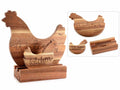 Taglieri / set aperitivo a forma di gallina in legno di acacia con scritta, set da 2 pezzi, cm 25 x 8 x 24 H