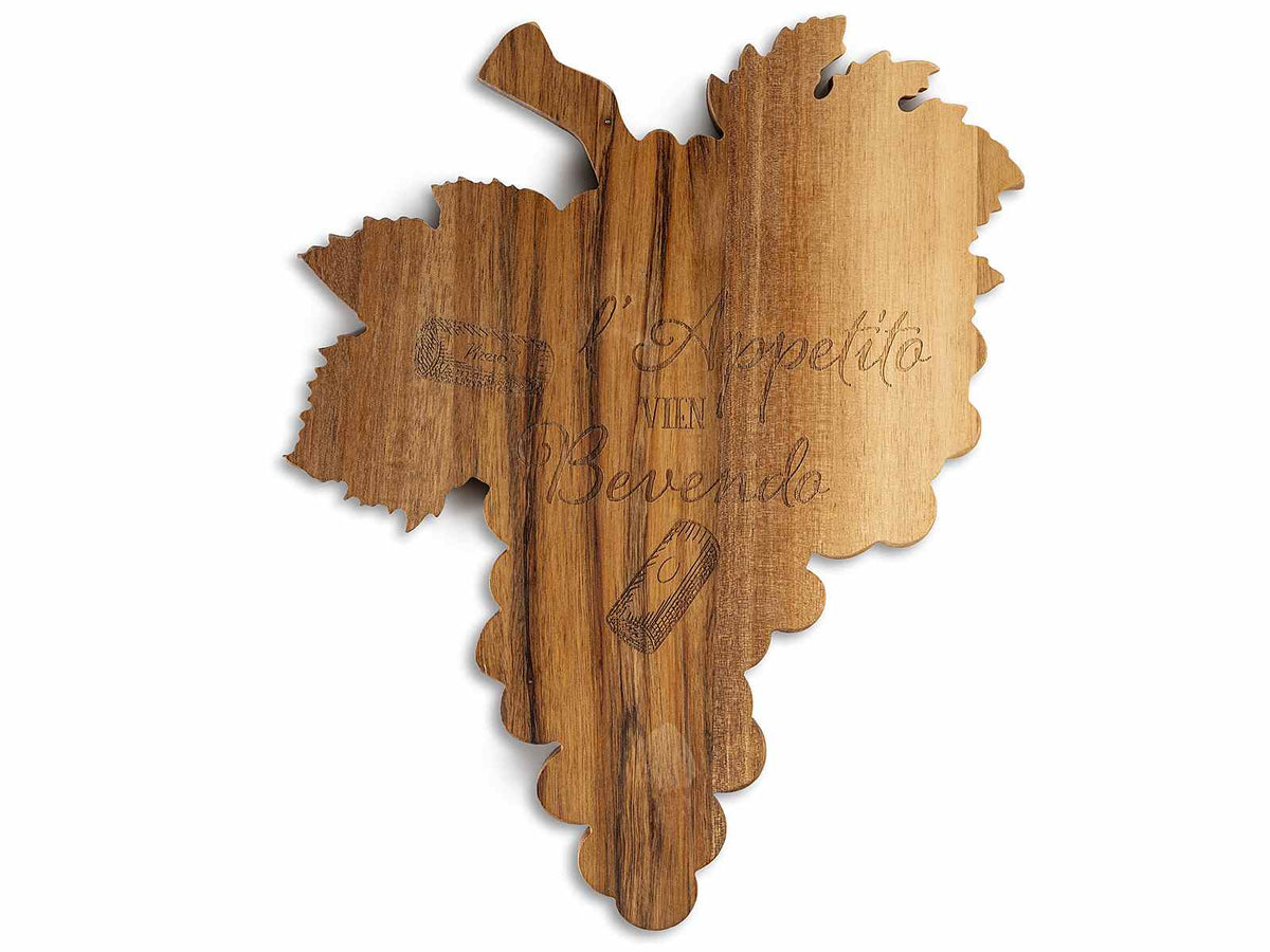 Taglieri a forma di grappolo d'uva in legno di acacia con incisioni tema vino, set da 2 pezzi, cm 25 x 31 H