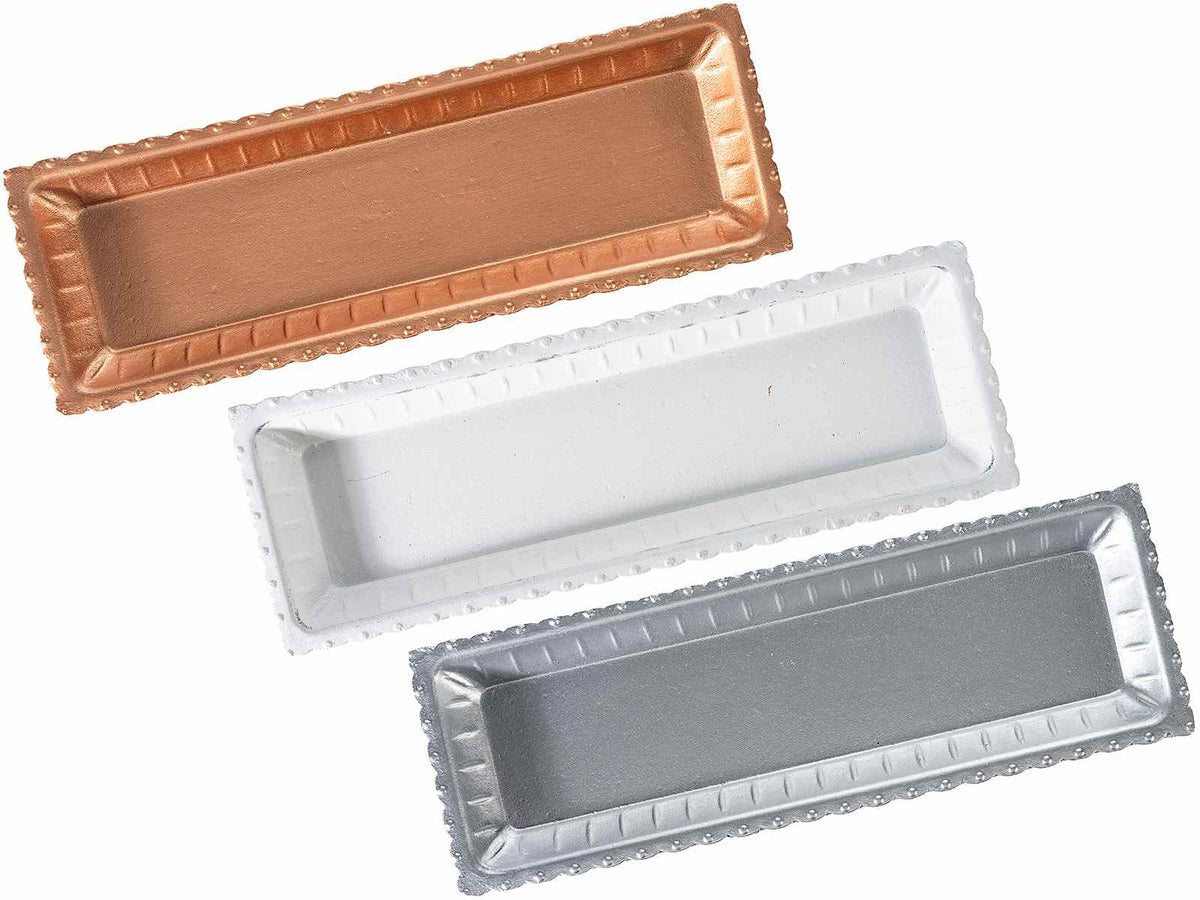Vassoi decorativi in legno colorato bianco, argento e bronzo con bordo lavorato, set da 3 pezzi, cm 38,5 x 13 x 3 H