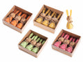 Coniglietti decorativi in legno colorato con nastrino in scatola da 3 pezzi, set da 4 pezzi, Ø 3,5 cm x 9,5 H