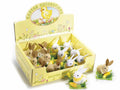 Conigli decorativi di Pasqua con carota e fiori su zolla d'erba in espositore, cm 6 x 5,5 x 7 H