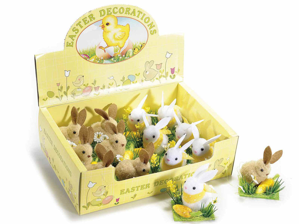 Conigli decorativi di Pasqua con carota e fiori su zolla d'erba in espositore, cm 6 x 5,5 x 7 H