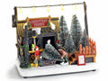 Villaggio natalizio con negozio di alberi di Natale, personaggi e luci LED. Decorazione luminosa con dettagli realistici, alberelli innevati, casetta in legno e insegna…