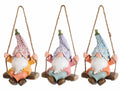 Gnometti da giardino decorativi in resina su altalena con cappello a fiori, set da 3 pezzi, cm 10 x 6,5 x 15 H