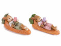 Coniglietti pasquali decorativi in resina colorata sdraiato su carota con fiore, set da 4 pezzi, cm 15,5 x 5,5 x 6,5 H