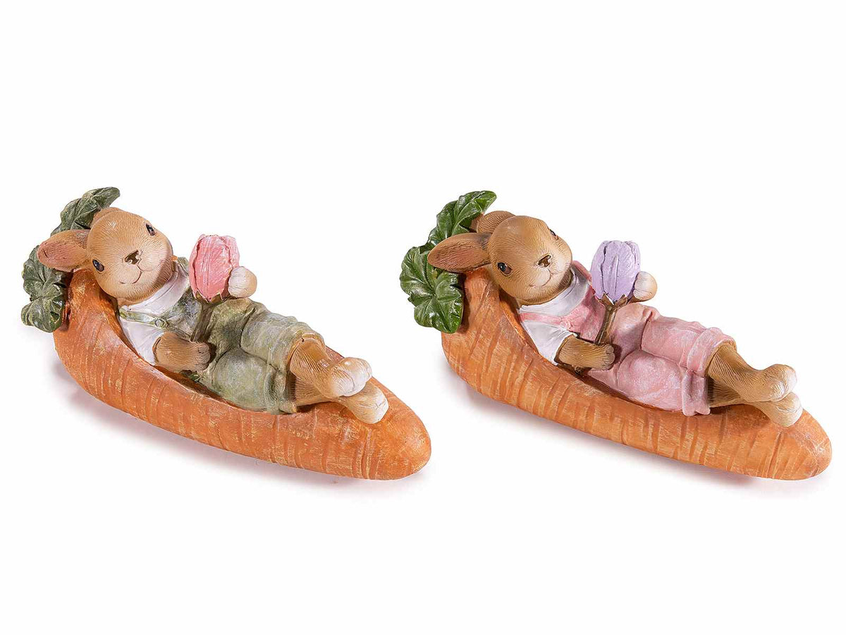 Coniglietti pasquali decorativi in resina colorata sdraiato su carota con fiore, set da 4 pezzi, cm 15,5 x 5,5 x 6,5 H