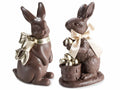 Coniglietti di Pasqua in resina ad effetto cioccolato con dettagli dorati, set da 2 pezzi, cm 11 x 9,5 x 20,5 H