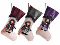 Set di 9 calze della Befana in stoffa da appendere con decorazione strega / befana in resina, cm 18 x 30 H
