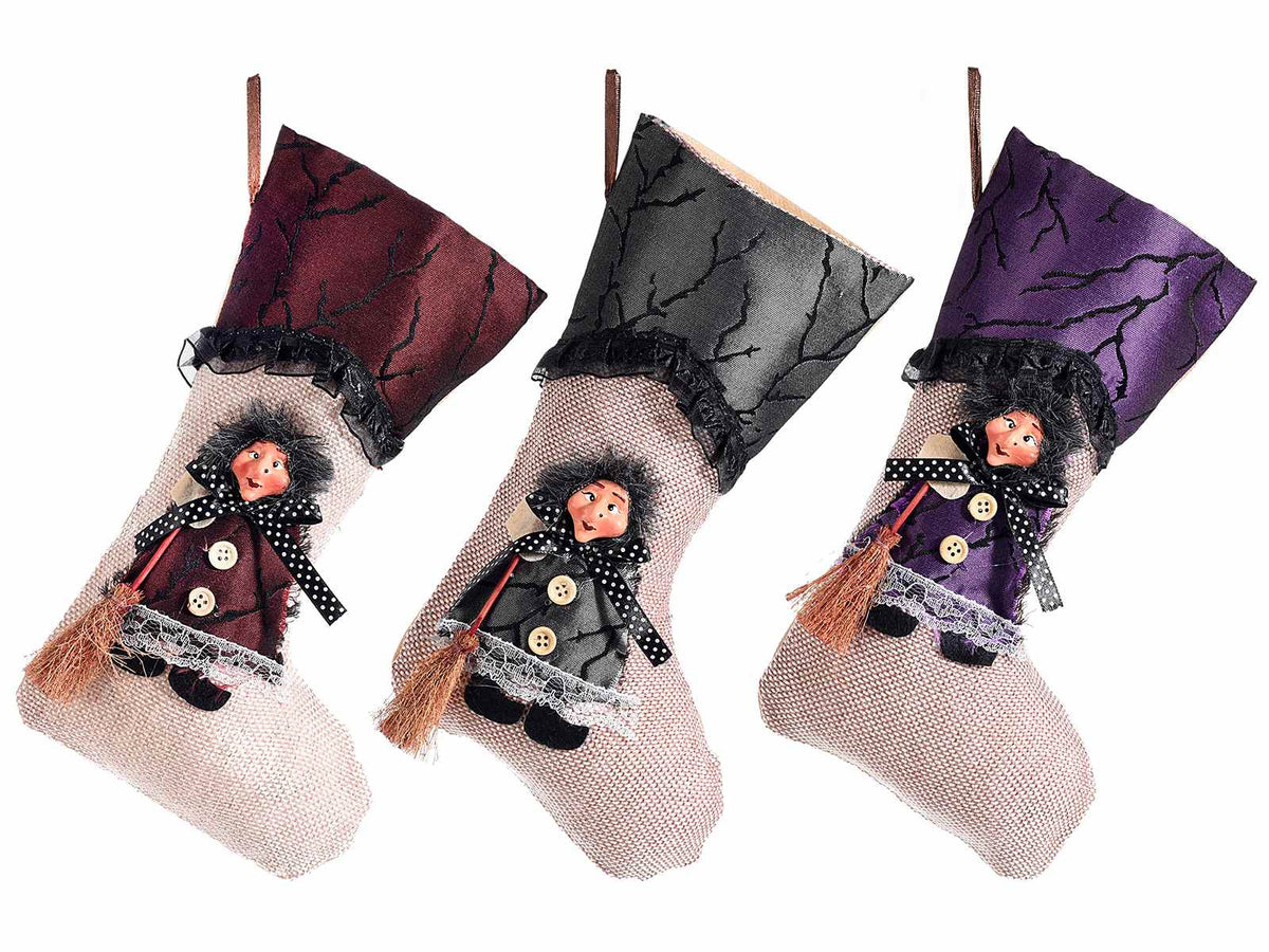 Set di 9 calze della Befana in stoffa da appendere con decorazione strega / befana in resina, cm 18 x 30 H