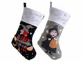 Set di 6 calze della Befana porta dolci in panno da appendere con scritte argento, cm 24 x 38 H