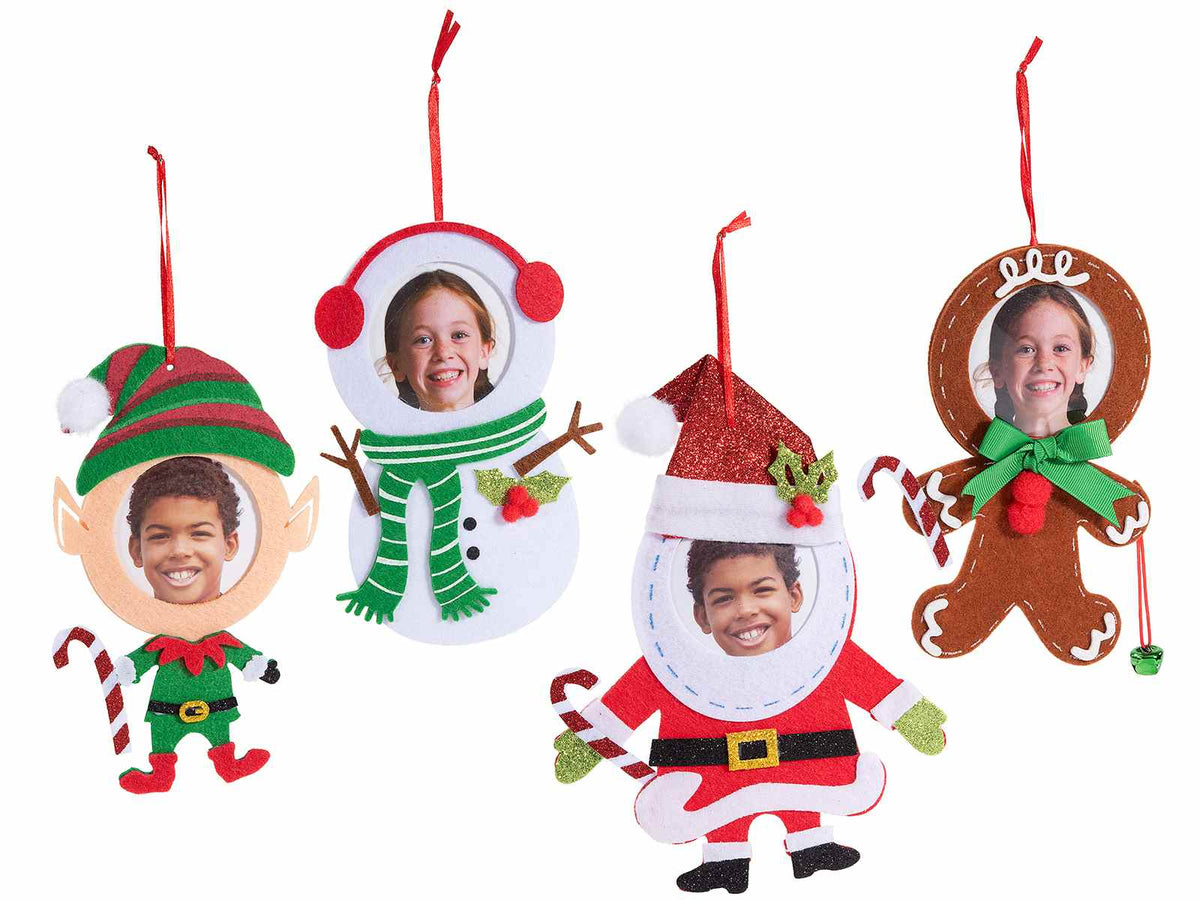 Set di 16 addobbo di Natale in panno con tasca portafoto sagomato a personaggio natalizio, con dettagli glitter e decori. Con cordino per appendere, cm 16,5 x 22 H
