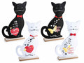 Gatti decorativi in panno su base legno con scritta, decori e collarino, set da 8 pezzi, cm 17,5x 5 x 26 H